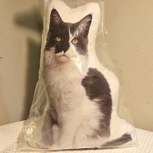 Cat-Shaped Plush Pillow Design